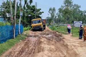 ভারী যানবাহনে ক্ষতিগ্রস্ত হচ্ছে রানীগঞ্জ-হলিকোনা সড়ক