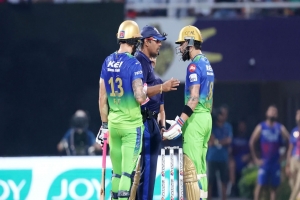 আম্পায়ারের সঙ্গে তর্কে জড়িয়ে জরিমানা গুনলেন কোহলি