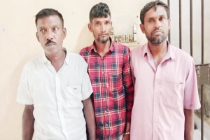 কালিঘাটে জুয়ার আসর থেকে আটক ৩