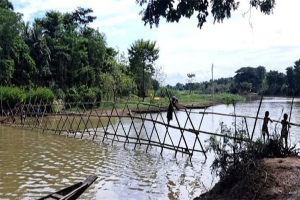 দোয়ারাবাজারে অবৈধ বালু উত্তোলন রোধে নদীতে বাঁশের ব্যারিকেড