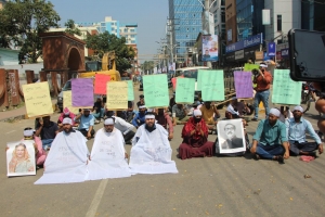 বঙ্গমাতা মেডিকেল বিশ্ববিদ্যালয়ের বেতন বঞ্চিতদের সড়ক অবরোধ