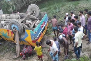 মাজার থেকে ফেরার পথে বাস উল্টে নিহত ১, আহত ২০