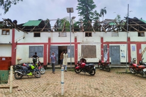  বড়লেখায় ঝড়ে উড়ে গেছে পৌরসভা ভবনের  চাল
