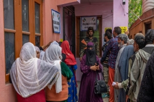 এক দশক পর ভোট দিচ্ছেন জম্মু-কাশ্মীরের বাসিন্দারা