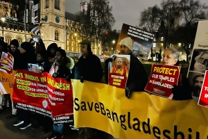 যুক্তরাজ্যের পার্লামেন্টের সামনে  বিক্ষোভ করেছে ব্রিটিশ হিন্দুরা 