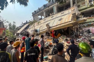 মিয়ানমারে প্রাণহানি ১৬০০ ছাড়ালো, খালি হাতে উদ্ধারে স্থানীয়রা