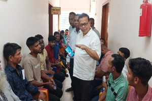 পাসপোর্ট অফিসে সেবাগ্রহীতাদের অভিজ্ঞতা শুনলেন এমদাদ হোসেন