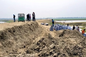 বাঁধে কাজ শেষ হওয়ার আগেই ধস