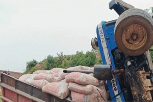 তাহিরপুরে ট্রাক্টর উল্টে চালকের মৃত্যু