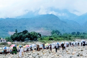 আপন সৌন্দর্যে ফিরছে সাদাপাথর