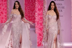 র‍্যাম্পে নজরকাড়া সোনাক্ষী