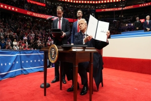 ক্যাপিটল হিলে হামলাকারীদের ক্ষমা করলেন ট্রাম্প