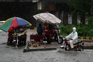 পাকিস্তানে ঝড়-বৃষ্টিতে নিহত ১৩
