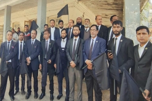 নির্বাচন বাতিলের দাবীতে আইনজীবীদের কালো পতাকা মিছিল 