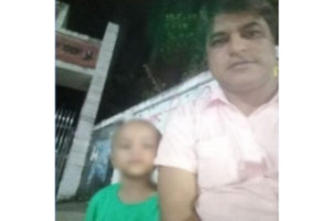 প্রকাশ্যে শিশুর গলায় ছুরি ধরে শিক্ষকের কাছ থেকে টাকা ছিনতাই