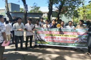 গোয়াইনঘাটে সড়ক সংস্কারের দাবিতে মানববন্ধন, এলজিইডি কার্যালয়ে তালা
