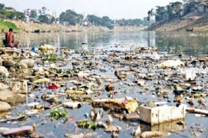 সুরমায় পানি প্রবাহে বাধা 'প্লাস্টিক বর্জ্যের স্তর'!