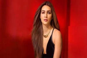 পারিশ্রমিকের ‘লিঙ্গবৈষম্য’ নিয়ে প্রশ্ন তুললেন কৃতি