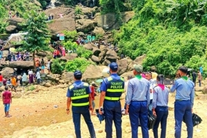 জাফলংয়ে পর্যটক খরা