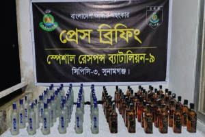বিশ্বম্ভরপুরে ডোবার পানিতে ফেলে পালালেন, উদ্ধার ৯০ বোতল বিদেশি মদ