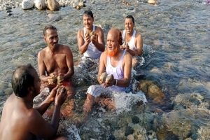 সাদা পাথরে শৈশবের দূরন্তপনায় মাতোয়ারা পর্যটকরা