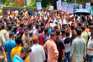পাথর কোয়ারি খুলে না দিলে পরিবহন খাতে কর্মবিরতির হুঁশিয়ারি