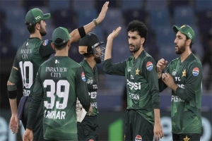 পাকিস্তানের বোলিং তোপে উড়েই গেল ওমান