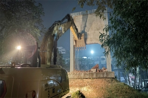 বুলডোজার দিয়ে গুড়িয়ে দেয়া হলো শেখ মুজিবুরে ম্যুরাল