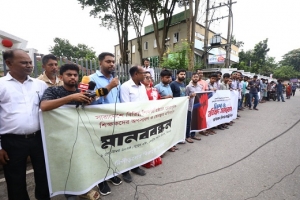 শিক্ষকদের জোরপূর্বক অপসারণ ও হেনস্থার প্রতিবাদে মানববন্ধন