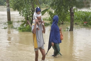 ফেনীতে নামছে পানি, বাড়ছে দুর্ভোগ