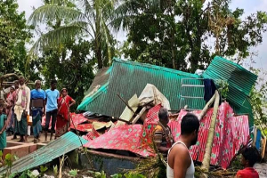 মধ্যনগরে রাতের ঝড়ে ছয় ঘর ক্ষতিগ্রস্ত, আহত ৩ মধ্যনগরে রাতের ঝড়ে ছয় ঘর ক্ষতিগ্রস্ত, আহত ৩