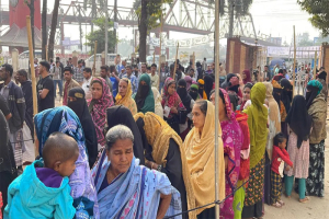 সিলেটে কেন্দ্রগুলোতে ভোটারদের দীর্ঘ লাইন