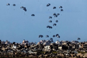 গাজায় উড়োজাহাজ থেকে ফেলা ত্রাণের নিচে চাপা পড়ে নিহত ৫