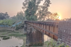 শ্রীমঙ্গল-কুলাউড়ার ঝুঁকিপূর্ণ রেলপথেই পর্যটকদের ভয়