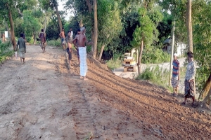 বন্যায় ক্ষতিগ্রস্ত খোয়াই বাঁধের দুই স্থানে মেরামত চলছে