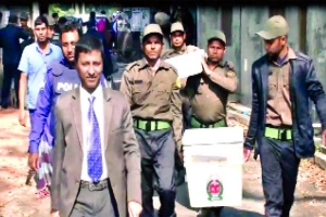 কেন্দ্রে কেন্দ্রে পৌঁছে গেছে ভোট গ্রহনের সরঞ্জাম