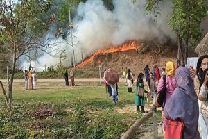 শাহজালাল বিশ্ববিদ্যালয়ের ছাত্রী হলের পাশে টিলায় আগুন