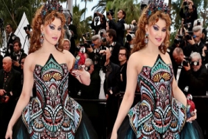 কানে গিয়ে কটাক্ষের শিকার উর্বশী! 