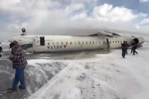 ৮০ আরোহী নিয়ে কানাডায় উল্টে গেল বিমান