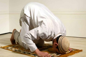 কোনো রাকাতে ভুলে তিন সিজদা করলে করণীয়