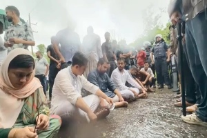 বৃষ্টির মধ্যেই রাস্তায় অবস্থান এনসিপি নেতাদের