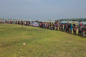 যাদুকাটায় শ্রমিকদের হয়রানির প্রতিবাদে মানববন্ধন