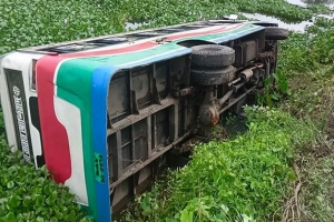 হরিপুরে বাস নিয়ন্ত্রণ হারিয়ে খাঁদে
