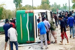 ধোপাগুলে বাস উল্টে আহত ২০
