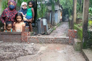 রাস্তা বন্ধ করে ছয় পরিবারকে অবরুদ্ধ