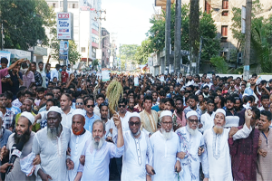 মাজার জিয়ারতের মাধ্যমে নির্বাচনী প্রচারণা শুরু করলেন আরিফুল হক
