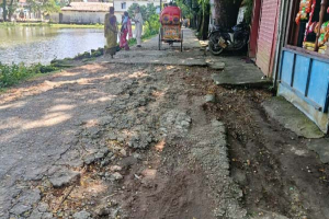 খানাখন্দে ঝুঁকিপূর্ণ চলাচল, পুকুরপাড়ে দুর্ঘটনার শঙ্কা