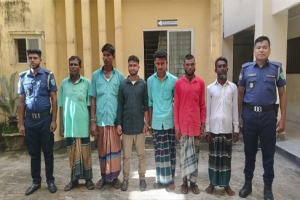 নৌপথে চাঁদাবাজির দায়ে দেশীয় অস্ত্রসহ আটক ৬