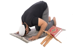 টি-শার্ট-গেঞ্জি পরে নামাজ আদায় করা যাবে?