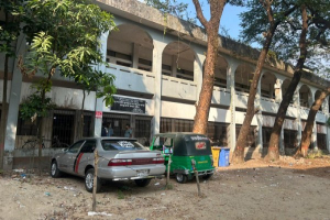 জেলা প্রশাসনের পরিত্যক্ত ভবনে চলছে সরকারী অফিস